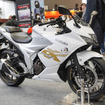 スズキ ジクサーSF250の新カラー「パールグレッシャーホワイト/マットプラチナシルバーメタリック」（東京モーターサイクルショー2026）