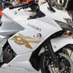 スズキ ジクサーSF250の新カラー「パールグレッシャーホワイト/マットプラチナシルバーメタリック」（東京モーターサイクルショー2026）
