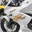 スズキ ジクサーSF250の新カラー「パールグレッシャーホワイト/マットプラチナシルバーメタリック」（東京モーターサイクルショー2026）