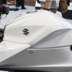 スズキ ジクサーSF250の新カラー「パールグレッシャーホワイト/マットプラチナシルバーメタリック」（東京モーターサイクルショー2026）