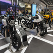 トライアンフ Tracker 400（左）とThruxton 400（中）スクランブラー 400XC（右）（東京モーターサイクルショー2026）