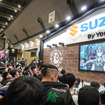 スズキとVtuber「輪堂千速」によるコラボ、スペシャルトークショーの様子（東京モーターサイクルショー2026）