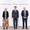 （左から）ダイムラートラック CEO カリン・ラドストロム、トヨタ自動車 代表取締役社長 佐藤 恒治、ボルボ・グループ CEO マーティン・ルンドステット