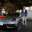 ポルシェジャパン イモー・ブッシュマン社長と日本初公開となった新型911ターボS（10日、オートモビルカウンシル2026会場にて）