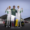 GT300クラス優勝を果たしたドライバーと総監督（左から、藤井誠暢選手/佐々木主浩総監督/ Charlie Fagg選手）