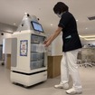 ロボットから配送物を取り出している様子