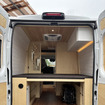 大型荷物も積載可能な大容量ストレージスペース。アウトドア用品や長期滞在の荷物にも対応し、高い実用性を確保。