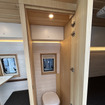 “あると安心”を実現する、クレサナ製トイレ搭載。コンパクトながら使いやすさを重視し、長期滞在や夜間でもストレスなく利用できる快適性を確保。