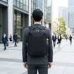 自動車のサスペンション構造を応用することで体感重量を約40%軽減する「無重力リュック」