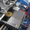 ラゲッジの隙間に滑り込ませるようにして取り付けられているのはリゾルトのM-DSP。ケーブルの取り回しも配慮されている。