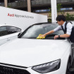 ディーラーのスタッフが手洗いで洗車を行う