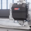tesaとAUMOVIOが車載ディスプレイの機械的統合のための新ソリューション共同開発