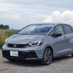 フィットRSのフロントビュー。長野・中信地方の高原、霧ヶ峰にて