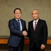 鴻海精密工業 電気自動車（EV）最高戦略責任者（CSO）関 潤氏（左）、三菱電機 上席執行役員 自動車機器事業本部長 田中 和徳氏（右）