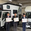 三者協定締結式（左：八王子市 初宿市長・中央：ベルネット 代表取締役 鈴木氏・右：NTB 代表取締役 蜂谷氏）