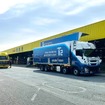 西濃運輸の神明支店でT2の自動運転トラックに荷物を積み込む様子