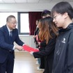 奨学金証書授与の様子
