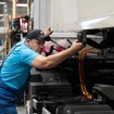 メルセデスベンツの電動ごみ収集車「reECONIC」の製造ライン