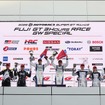 勝利を喜ぶジョアオ・パオロ・デ・オリベイラ選手（写真中央右）と木村偉織選手