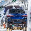 BMWグループが200万台目のEVを生産。『i5』がドイツ・ディンゴルフィング工場からラインオフ