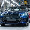 BMWグループが200万台目のEVを生産。『i5』がドイツ・ディンゴルフィング工場からラインオフ