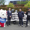 左から「しっぺい」、草地博昭磐田市長、設楽社長、WBR活動をおこなう松木閲央氏
