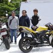設楽社長がかつて手がけた『TW225』で来場した親子ライダーとの記念撮影
