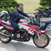 ツーリング仲間のバイク『RZ750』に跨る設楽社長