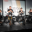 「XSRポーズ」をとるヤマハ XSR155 ABSの開発メンバー