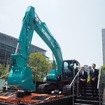 階段向かって左が山本社長、右が開発責任者の技術開発本部、新事業推進部の担当、山下耕治執行役員