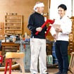 設計から製造までを手掛ける「木工のデン」神野克昭さん（左）とプロジェクトを担当するHonda サービスパーツ開発課の甲斐義大さん（右）