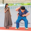 「葛飾の大スター」というリップサービスに照れる両さん。