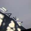 逆さ文字の“LEAF“。影がシートに映ることで正しく読める