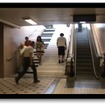 便利なエスカレーターを使う人を、どうやったら階段に誘導できるか