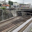 向かっていちばん左、画面中央のトンネルに通じる線路が西武への連絡線。右の陸橋の下が新秋津駅