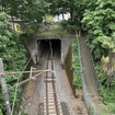 連絡線トンネルの西武側出入り口。秋津神社の真下になる。奥が新秋津方面、手前が所沢方面