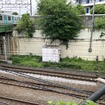 左上が西武池袋線で、秋津駅は奥。手前を左右に通るのが武蔵野線で、画面右に新秋津駅のプラットホームが見える
