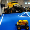 タミヤのランチボックスRCカー。背景に移るのはホンモノのクルマ。