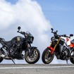 スズキ GSX-8TT（左）とヤマハ XSR900（右）