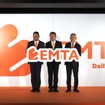 向かって左から山本CTO、何CEO、　打越CMO