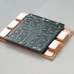 立体配線構造を採用したパッケージ。黒い部分がプリント配線基板