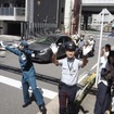 上野車両基地そばの踏切を通る