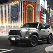 銀座の街並みに溶け込むGX550。マットプロテクションフィルムにより高級SUVらしい品格が際立つ