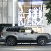 マットプロテクションフィルムを施工し、上品で落ち着いた存在感をまとったレクサス GX550。都会的な景色の中でもその品格が際立つ