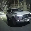 都会のナイトシーンに映えるGX550。マットプロテクションフィルムがボディラインの美しさを際立たせる