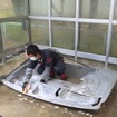 取り外した内装パネルを専用スペースで洗浄し、再組み付け前の状態を整備