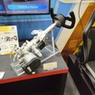 レクサスRZに採用された異型ハンドルの電動ステアリング。モーターは応力再現・制御のために必要
