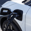 充電する日産 リーフ 新型