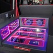 荷室全面を使ったオーディオインストールは圧巻。コの字形状のインストールデザインはアクリル＆イルミ使いで映える仕様。