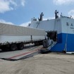 千葉港（千葉県千葉市）で、トラックが船に乗り入れる様子